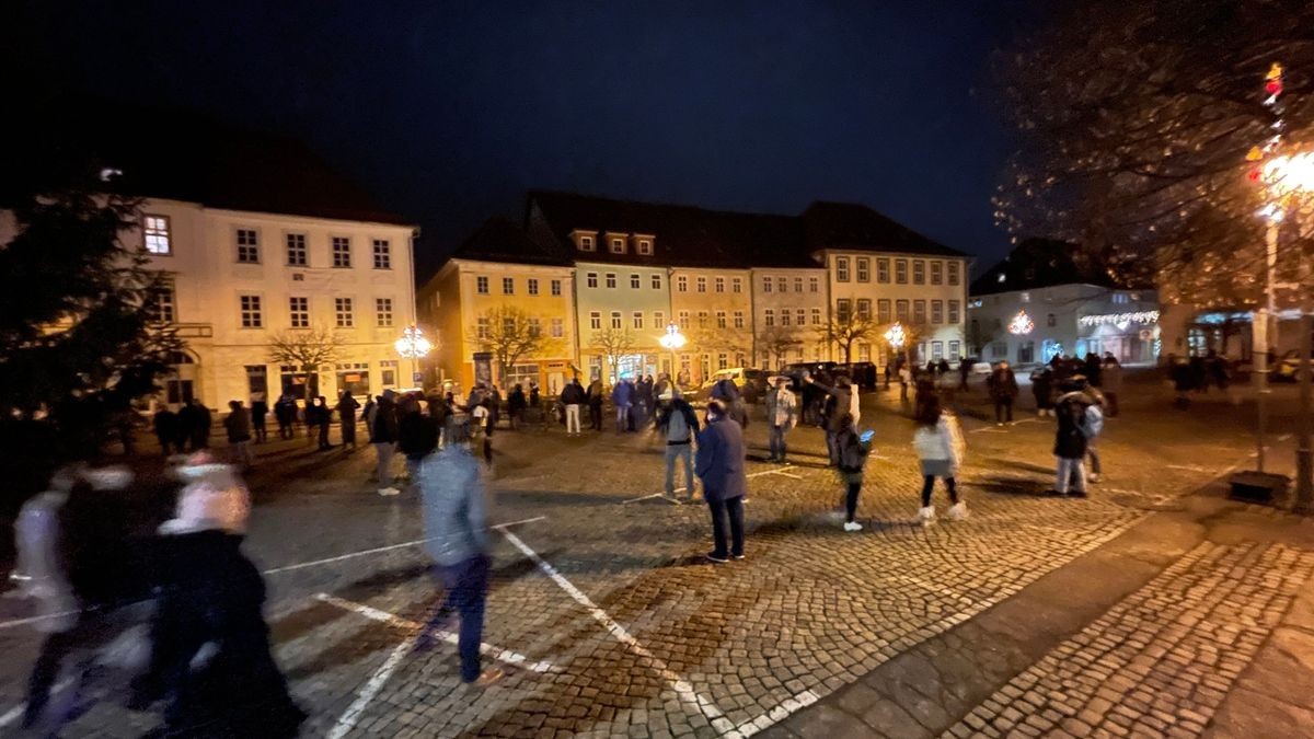 Rund 400 Personen hatten sich auf dem Marktplatz in Hildburghausen entgegen der geltenden Thüringer Infektionsschutzverordnung und der Allgemeinverfügung des Landkreises Hildburghausen versammelt, teilte die Polizei mit. Die Beamten stellten zahlreiche Verstöße gegen die geltenden Infektionsschutzregelungen fest. 