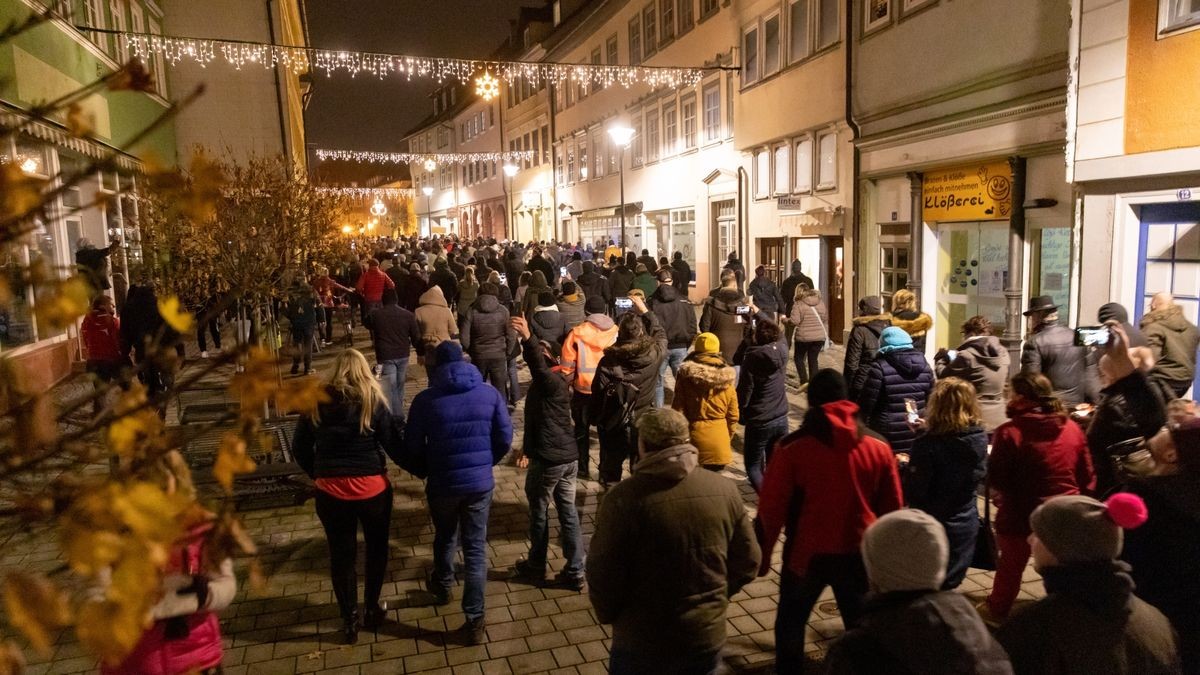 Rund 400 Personen hatten sich auf dem Marktplatz in Hildburghausen entgegen der geltenden Thüringer Infektionsschutzverordnung und der Allgemeinverfügung des Landkreises Hildburghausen versammelt, teilte die Polizei mit. Die Beamten stellten zahlreiche Verstöße gegen die geltenden Infektionsschutzregelungen fest. 