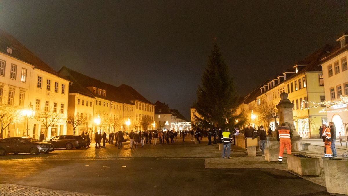 Rund 400 Personen hatten sich auf dem Marktplatz in Hildburghausen entgegen der geltenden Thüringer Infektionsschutzverordnung und der Allgemeinverfügung des Landkreises Hildburghausen versammelt, teilte die Polizei mit. Die Beamten stellten zahlreiche Verstöße gegen die geltenden Infektionsschutzregelungen fest. 