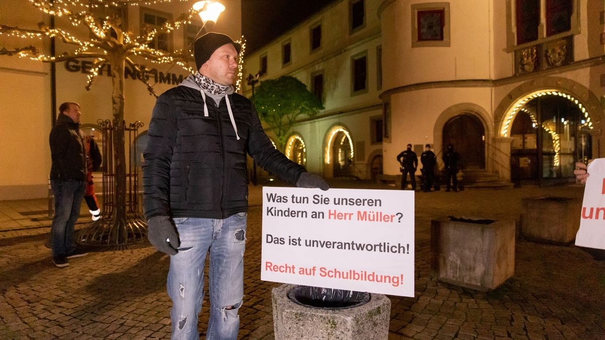 Rund 400 Personen hatten sich auf dem Marktplatz in Hildburghausen entgegen der geltenden Thüringer Infektionsschutzverordnung und der Allgemeinverfügung des Landkreises Hildburghausen versammelt, teilte die Polizei mit. Die Beamten stellten zahlreiche Verstöße gegen die geltenden Infektionsschutzregelungen fest. 