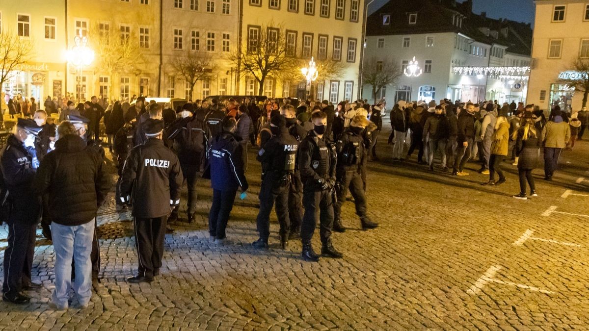 Rund 400 Personen hatten sich auf dem Marktplatz in Hildburghausen entgegen der geltenden Thüringer Infektionsschutzverordnung und der Allgemeinverfügung des Landkreises Hildburghausen versammelt, teilte die Polizei mit. Die Beamten stellten zahlreiche Verstöße gegen die geltenden Infektionsschutzregelungen fest. 