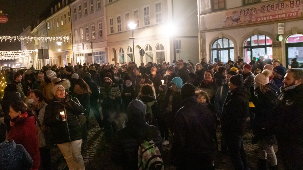 Die Beamten stellten zahlreiche Verstöße gegen die geltenden Infektionsschutzregelungen fest. 