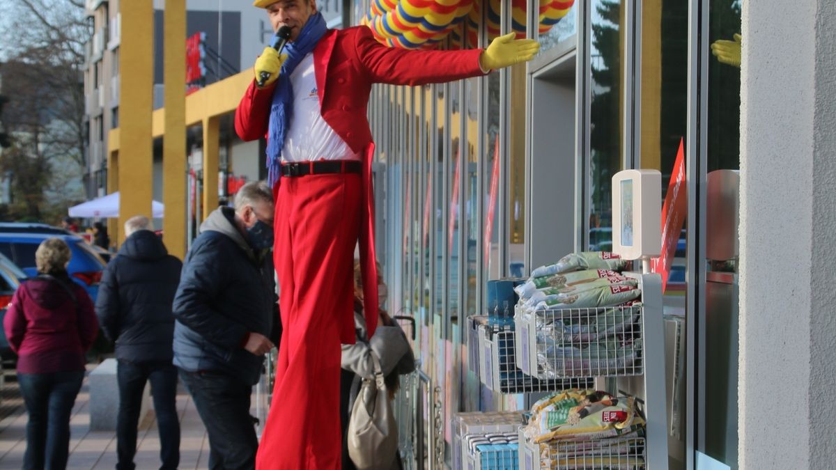 25. November: Zwischen Garten- und Moßlerstraße ist das neue Fachmarktzentrum in der Gothaer Innenstadt eröffnet worden. Das sogenannte Altstadtforum umfasst mehr als zehn Märkte und Läden. Neben 175 öffentlichen Parkplätzen gehört auch eine neue Elektro-Ladesäule zum Alststadtforum.