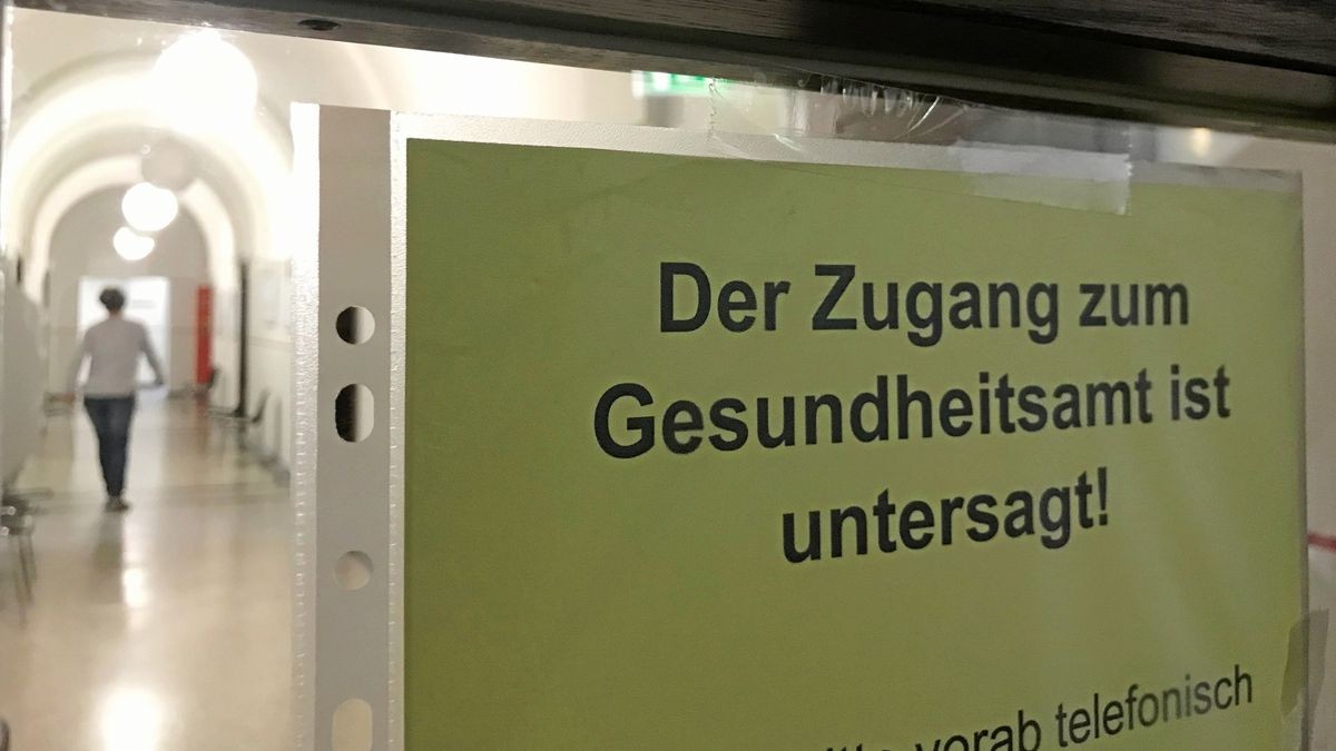 Dieses Schild hängt im Landratsamt. Nur Mitarbeiter dürfen diesen Bereich betreten. 