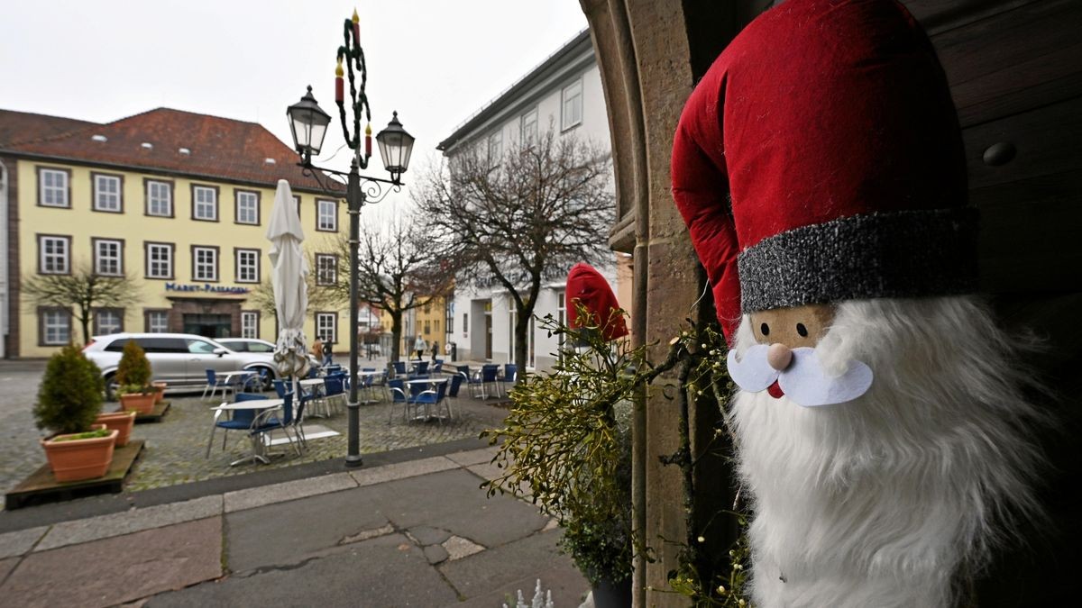 Fast menschenleer ist der Marktplatz mit dem historischen Rathaus in Hildburghausen.