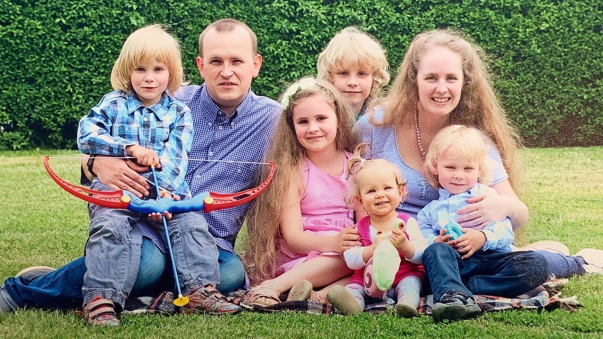 Die Familie Kühn aus Möhra (Moorgrund) trauert um Frau und Mutter Nicole, die am Samstag ihrem schweren Krebsleiden erlag. Ein Bild aus fröhlicheren Tagen mit Karl, Papa Stefan, Emma Paul, Anna, Mama Nicole und Emil (von links).