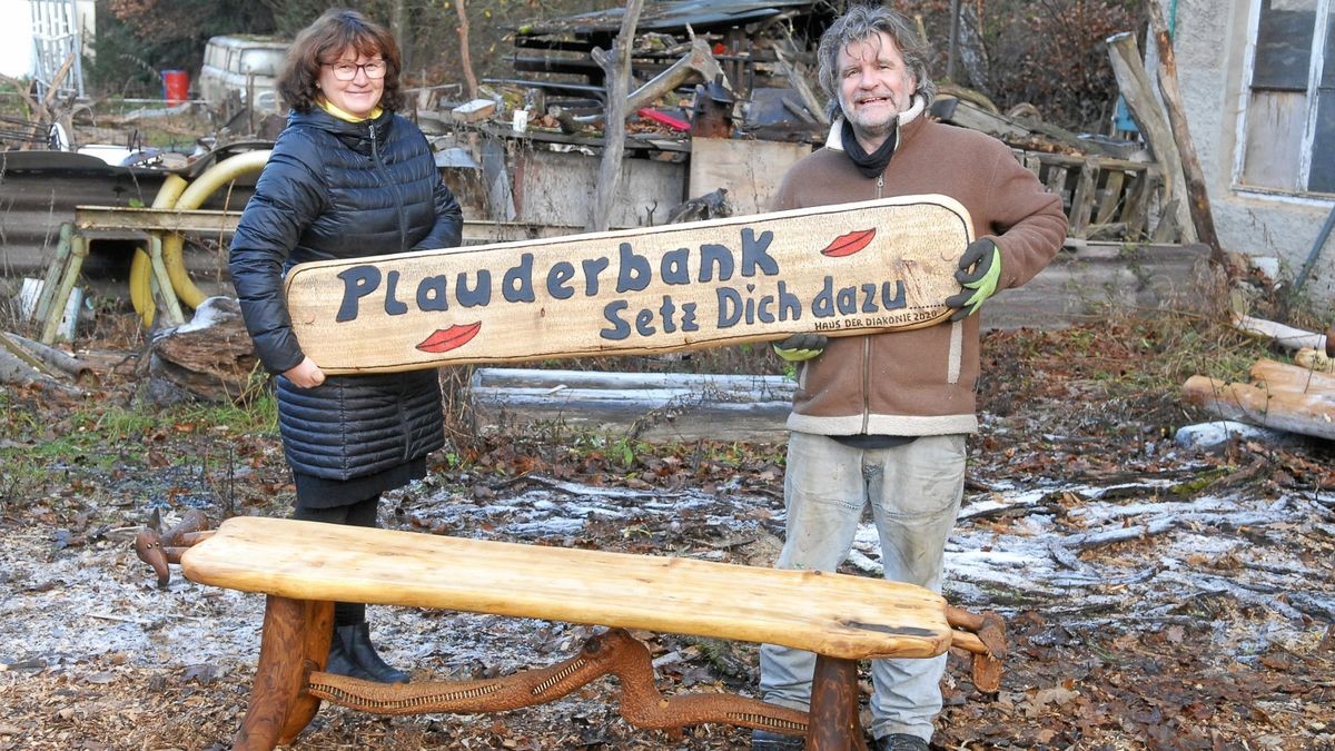 Sozialarbeiterin Ingrid Uhlmann und Tischler Stephan Neumann aus Saalfeld mit der Plauderbank für die Senioren-Wohnanlage.