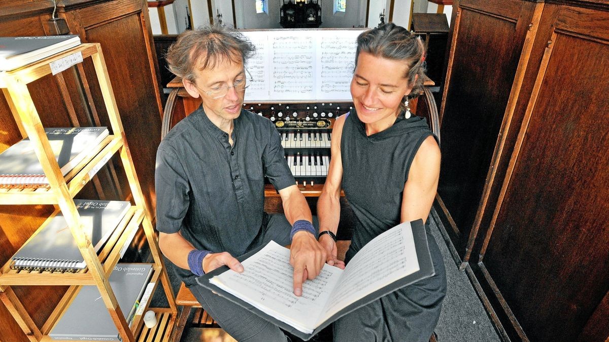 Mirjam und Wieland Meinhold spielen unter dem Motto „Musik als Trost“.