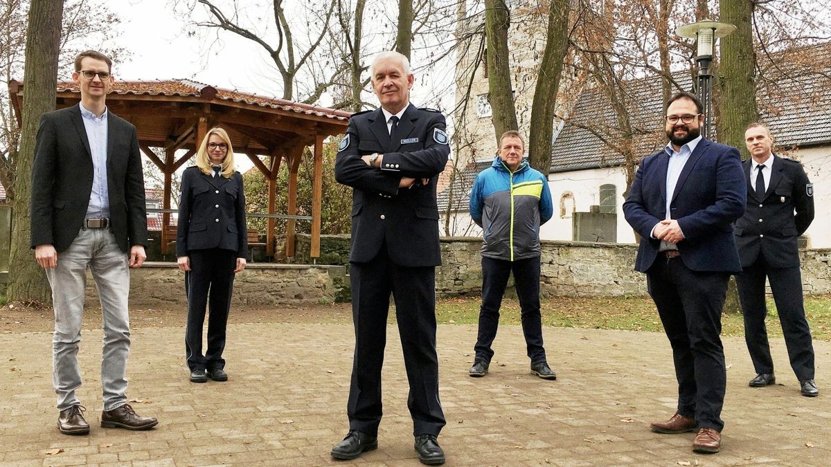 Klaus-Dieter Müller (Mitte) ist ab Dezember Kontaktbereichsbeamter der Polizei in Unstruttal, Anrode und Dünwald. Er wurde in Ammern begrüßt von Bürgermeister Michael Hartung, Polizistin Jeanette Grollmus, den Bürgermeistern Frank Meyer, Jonas Urbach und dem Polizei-Chef Pascall Rödiger. 