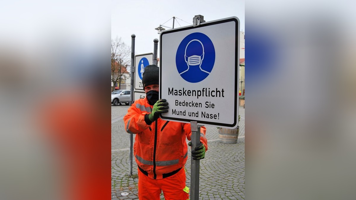 Seit 4. Dezember gilt in der gesamten Eisenacher Fußgängerzone generelle Maskenpflicht.  Jens Bickel und seine Kollegen vom Bauhof stellten die entsprechenden Schilder an den Zugänge von Karlsstraße, Markt und Querstraße auf.