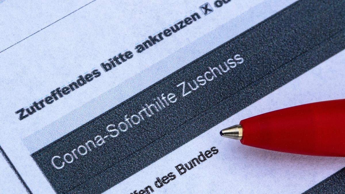 Ein Stift liegt auf einem Antrag für den Corona-Soforthilfe-Zuschuss.