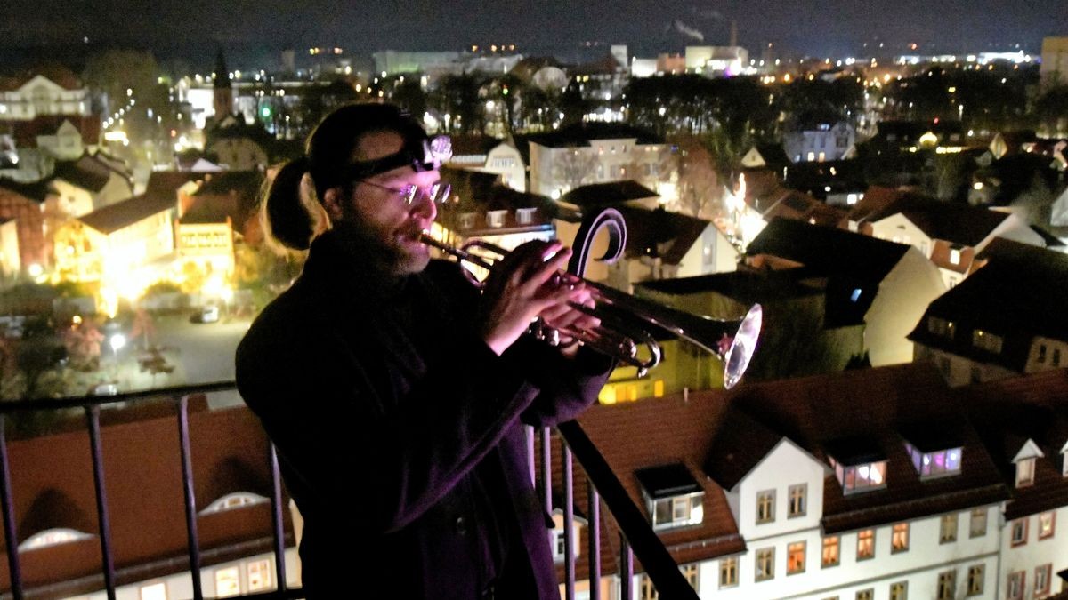 Carsten Tupaika, Lehrer für Blechblasinstrumente an der Stadt- und Kreismusikschule Sömmerda, Mitgliede der Turmbläser und Leiter der Jugend-Big Band „Jambory“ spielte am Freitag  weihnachtliche Lieder vom Turm der Bonifatius-Kirche.