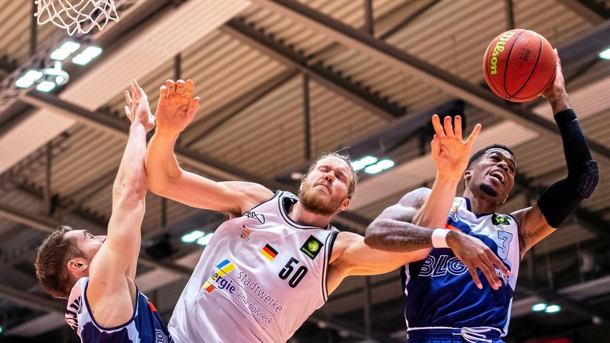 Kasey Hill (rechts) trumpfte beim Eisbären-Sieg in Jena in der vergangenen Spielzeit auf.