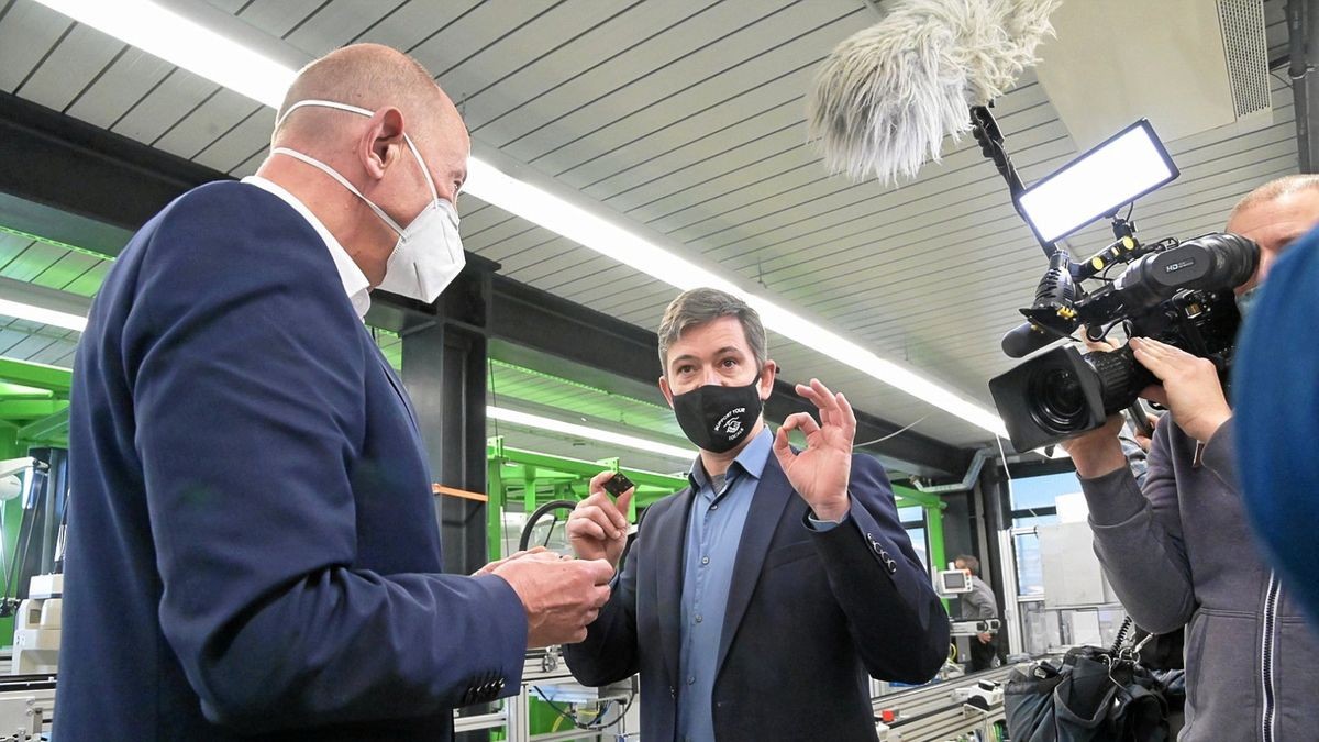 Thüringens Wirtschaftsminister Wolfgang Tiefensee (SPD) und Hans Hermann Söffing in der neuen Roboter-Straße in Weimar.