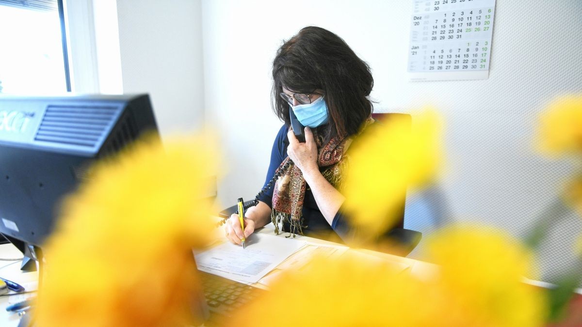 Dem Gesundheitsamt des Landkreises Eichsfeld wurden über 80 Neuinfektionen und drei weitere Todesfälle gemeldet. Im Foto: Marion Heinemann ist mit der Gesundheitsabfrage von Infizierten am Telefon beschäftigt.