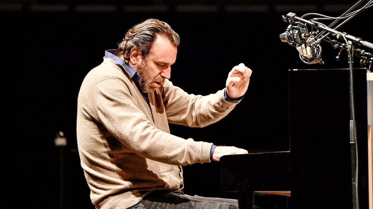 Chilly Gonzales spielt im Oktober 2020 Klavier im Rahmen der „lit.RUHR“ auf Zeche Zollverein in Essen. (Archiv-Foto)