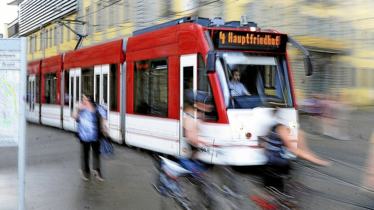 Straßenbahnlinie mit Ziel Hauptfriedhof in Erfurt.