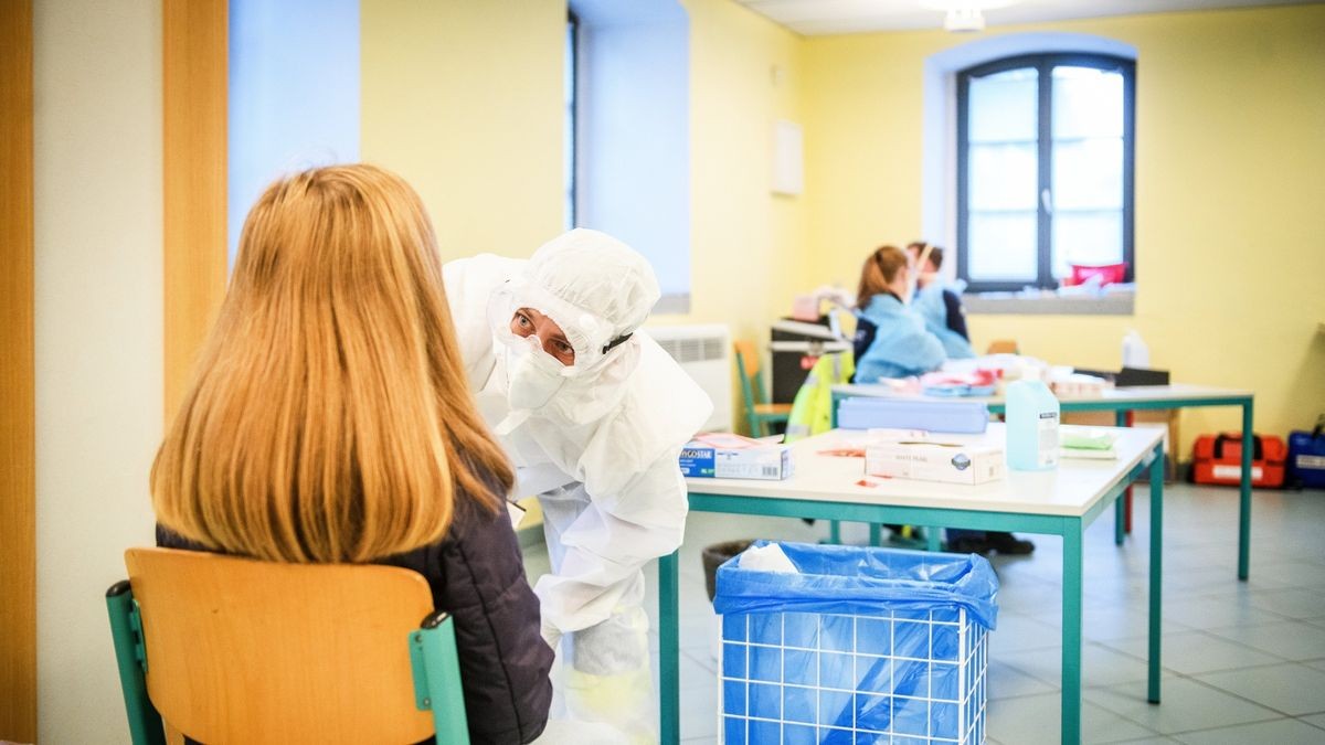 Der Abstrichdienst der Kassenärztlichen Vereinigung ist im Einsatz.