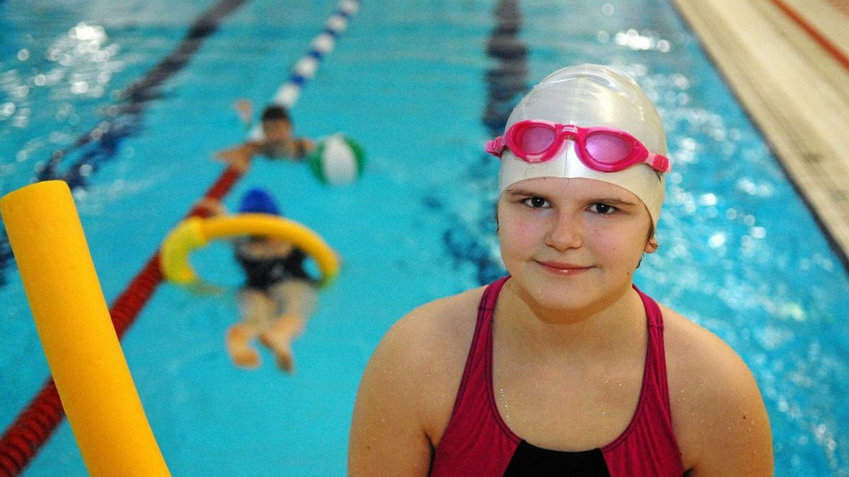 Für die 14-jährige Vivien und die anderen Schüler der Carolinenschule, einer Förderschule in Greiz, ist das Schwimmen am Freitag der Höhepunkt jeder Woche. Da sich die Eintrittspreise vervierfacht haben, unterstützt 