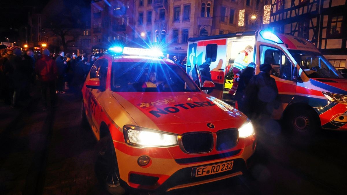 Ein Notarzt und drei Rettungswagen mussten am Samstag auf dem Domplatz Verletzte versorgen. 