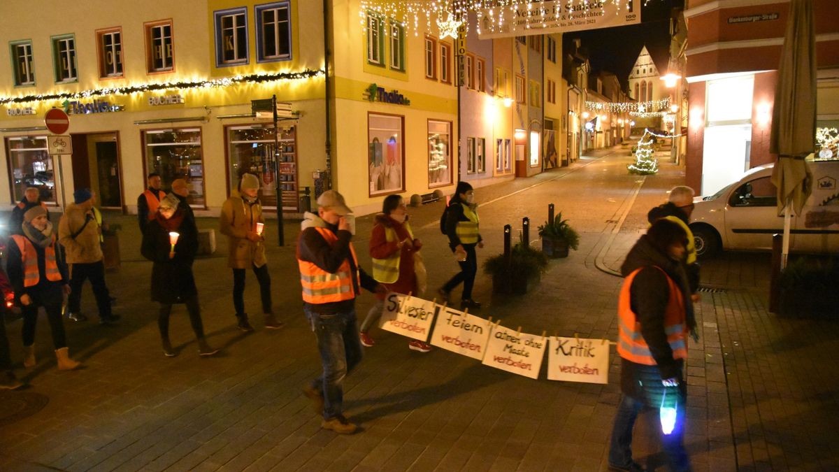 Etwa 70 Personen haben am Montagabend in Saalfeld gegen die Corona-Schutzmaßnahmen von Bund und Ländern und den kommenden Lockdown demonstriert.