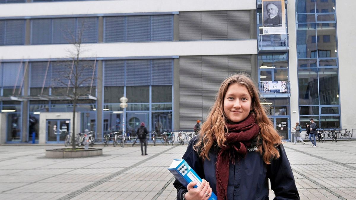 Erstsemesterin Lilli Stock auf dem Jenaer Universitätscampus. Hier würden sich normalerweise Studierende tummeln. Auch Lilli hat bislang nur vier Vorlesungsveranstaltungen erlebt. Seit Anfang Dezember ist der Präsenzbetrieb eingestellt.