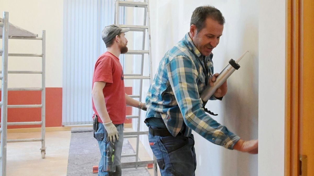 Holger Haufhold und Johannes Barthel sind mit der Vorbereitung des Mon Ami als Impfstelle für Weimar beschäftigt.