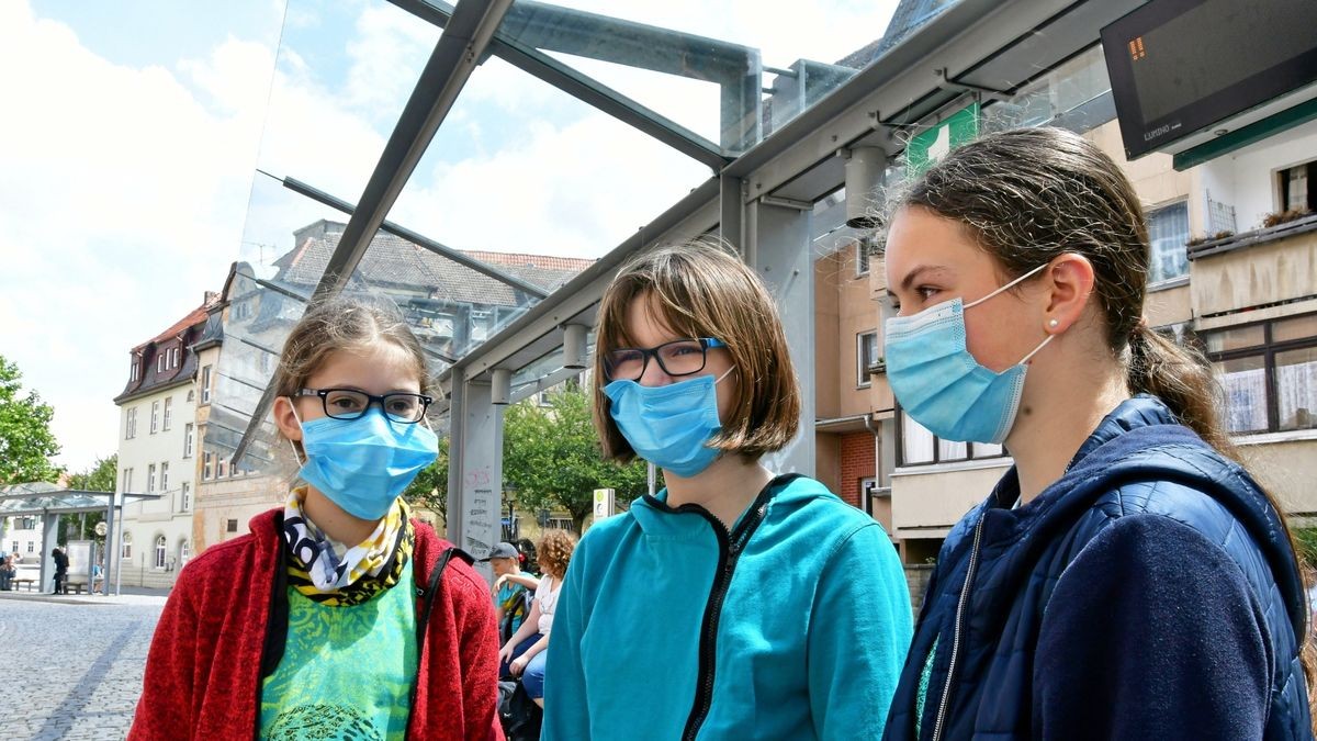 Clara, Lea und Charlie (v.l.) halten sich auch am Bustreff in Arnstadt an die Maskenpflicht. Sie gilt ab sofort bis mindestens zum 10. Januar.