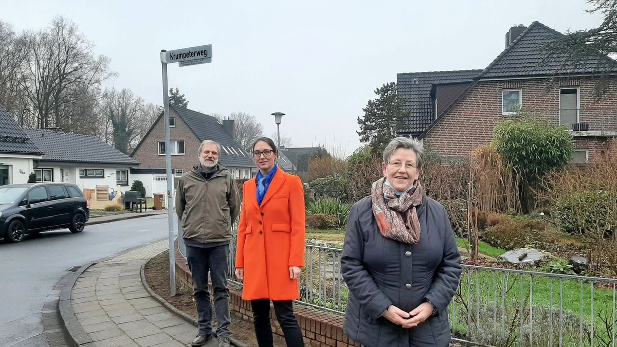 Gemeindearchivar Volkmar Zelck, Bürgermeisterin Ulrike Schmidt und Christel Stubbe, die Vorsitzende des Einwohnervereins Henstedt-Rhen (von links), wollen Hen­stedt-Ulzburger Heimatkunde íns Blickfeld der Menschen in der Großgemeinde rücken.  