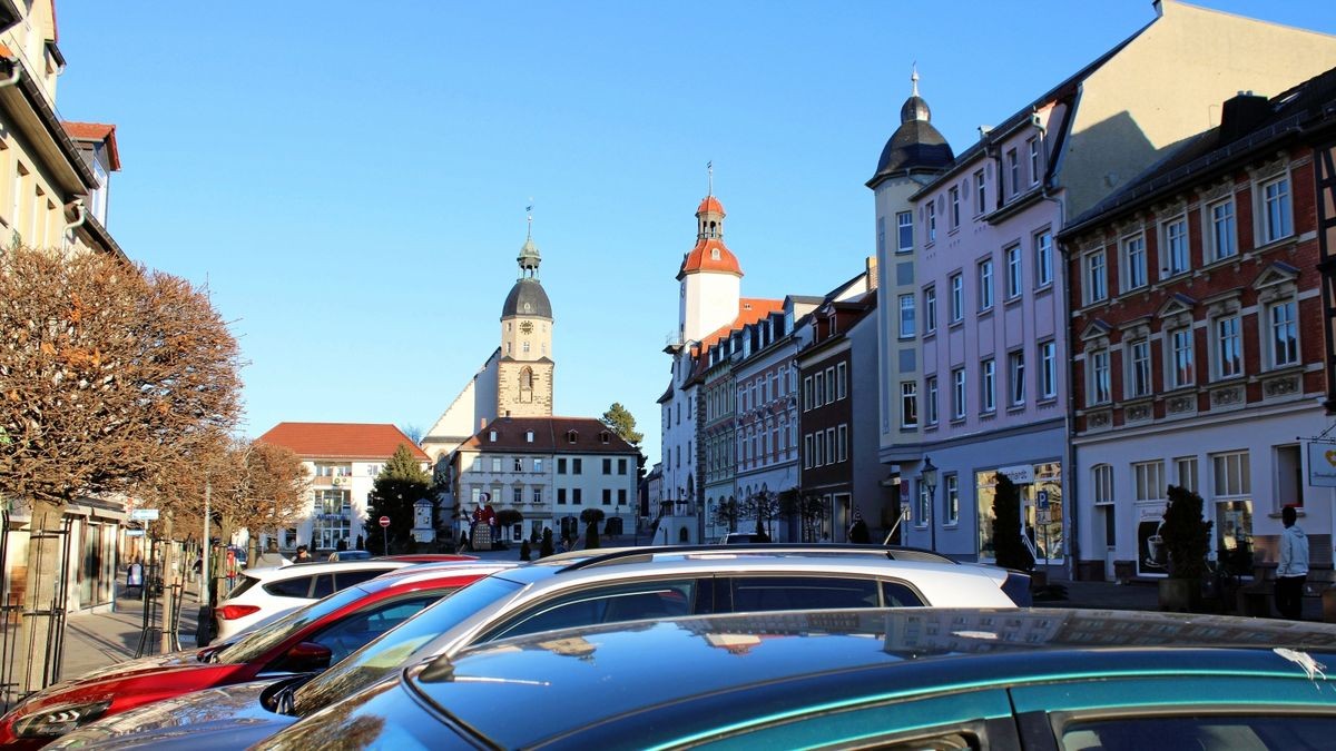 Nahezu verwaist zeigte sich am Samstag der Schmöllner Marktplatz. Nur das dort angesiedelte Kaufland lockte Kunden. Die Stadt befindet sich im Landkreis Altenburger Land, der derzeit den thüringenweit höchsten Inzidenzwert hat.