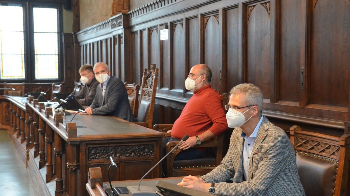 Die Ärztlichen Direktoren Thomas Steiner (rechts) und Jörg Pertschy (zweiter von rechts)geben am 23. Dezember 2020 mit Oberbürgermeister Andreas Bausewein eine Pressekonferenz zur Pandemie-Lage im Helios-Klinikum und im Katholischen Krankenhaus.