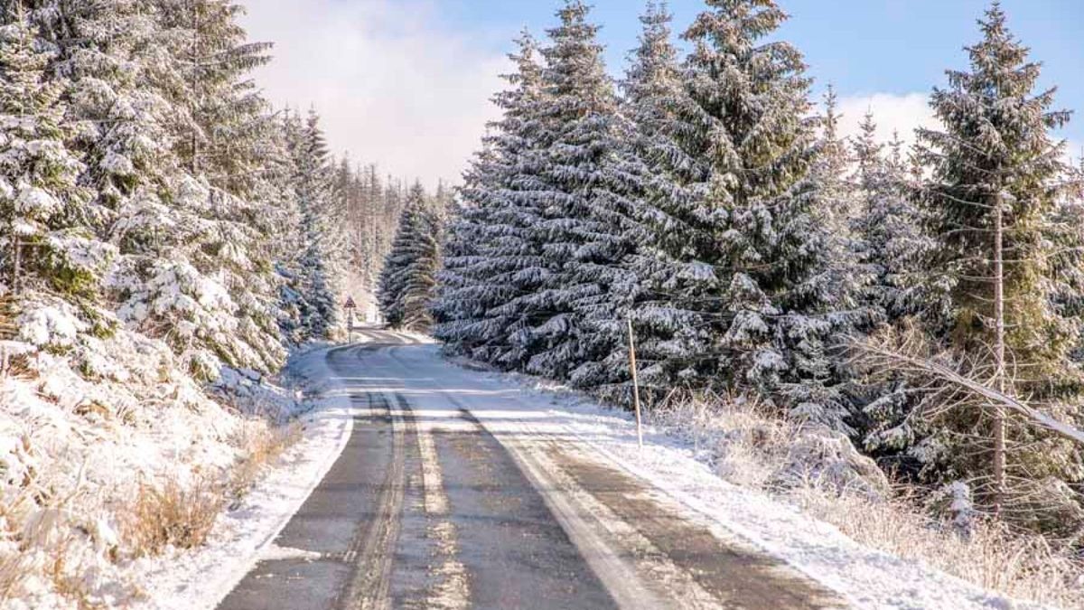 Zu Weihnachten durften sich die Menschen im Harz auf ein paar Flocken freuen. Pünktlich zu den Feiertagen liegt wieder Schnee auf dem Brocken. Bei minus vier Grad ist es zwar bitterkalt, dennoch zog es zahlreiche Wanderer auf den Berg, um einen Weihnachtsausflug zu genießen. Zwar ist es auf dem Brocken selbst neblig, doch im Tal herrscht strahlender Sonnenschein. In den nächsten Tagen soll es weiter schneien.