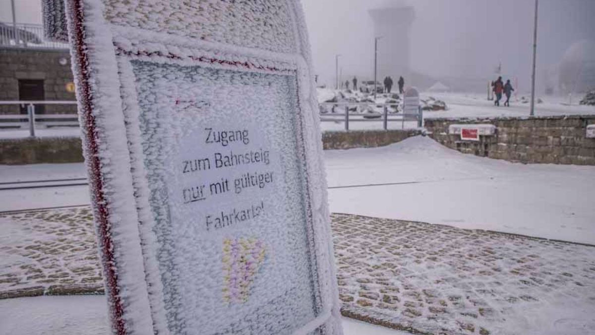 Zu Weihnachten durften sich die Menschen im Harz auf ein paar Flocken freuen. Pünktlich zu den Feiertagen liegt wieder Schnee auf dem Brocken. Bei minus vier Grad ist es zwar bitterkalt, dennoch zog es zahlreiche Wanderer auf den Berg, um einen Weihnachtsausflug zu genießen. Zwar ist es auf dem Brocken selbst neblig, doch im Tal herrscht strahlender Sonnenschein. In den nächsten Tagen soll es weiter schneien.