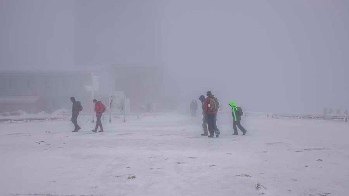 Zu Weihnachten durften sich die Menschen im Harz auf ein paar Flocken freuen. Pünktlich zu den Feiertagen liegt wieder Schnee auf dem Brocken. Bei minus vier Grad ist es zwar bitterkalt, dennoch zog es zahlreiche Wanderer auf den Berg, um einen Weihnachtsausflug zu genießen. Zwar ist es auf dem Brocken selbst neblig, doch im Tal herrscht strahlender Sonnenschein. In den nächsten Tagen soll es weiter schneien.