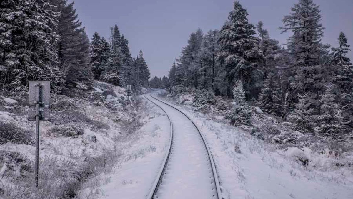 Zu Weihnachten durften sich die Menschen im Harz auf ein paar Flocken freuen. Pünktlich zu den Feiertagen liegt wieder Schnee auf dem Brocken. Bei minus vier Grad ist es zwar bitterkalt, dennoch zog es zahlreiche Wanderer auf den Berg, um einen Weihnachtsausflug zu genießen. Zwar ist es auf dem Brocken selbst neblig, doch im Tal herrscht strahlender Sonnenschein. In den nächsten Tagen soll es weiter schneien.