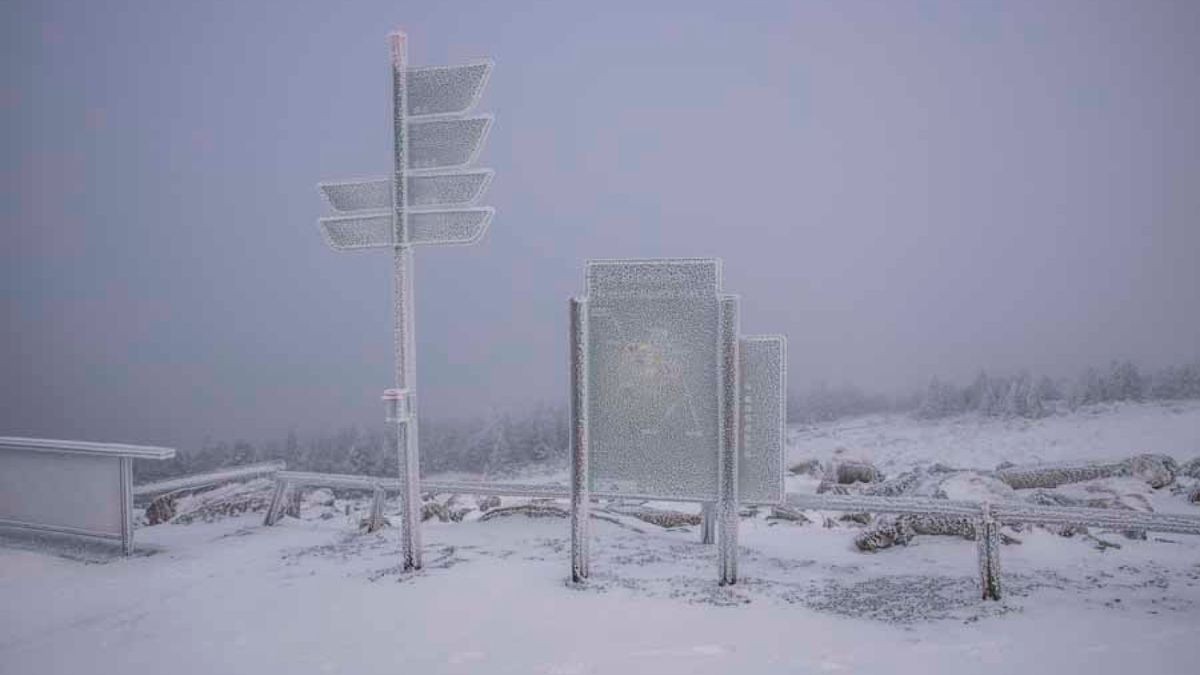 Zu Weihnachten durften sich die Menschen im Harz auf ein paar Flocken freuen. Pünktlich zu den Feiertagen liegt wieder Schnee auf dem Brocken. Bei minus vier Grad ist es zwar bitterkalt, dennoch zog es zahlreiche Wanderer auf den Berg, um einen Weihnachtsausflug zu genießen. Zwar ist es auf dem Brocken selbst neblig, doch im Tal herrscht strahlender Sonnenschein. In den nächsten Tagen soll es weiter schneien.