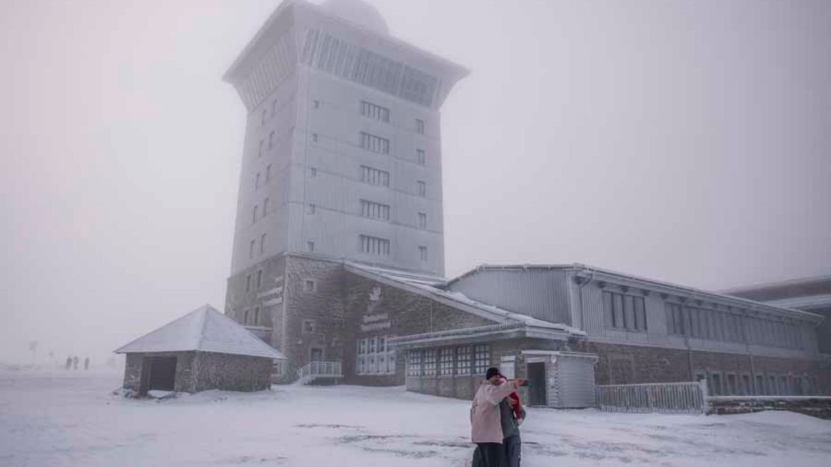 Zu Weihnachten durften sich die Menschen im Harz auf ein paar Flocken freuen. Pünktlich zu den Feiertagen liegt wieder Schnee auf dem Brocken. Bei minus vier Grad ist es zwar bitterkalt, dennoch zog es zahlreiche Wanderer auf den Berg, um einen Weihnachtsausflug zu genießen. Zwar ist es auf dem Brocken selbst neblig, doch im Tal herrscht strahlender Sonnenschein. In den nächsten Tagen soll es weiter schneien.