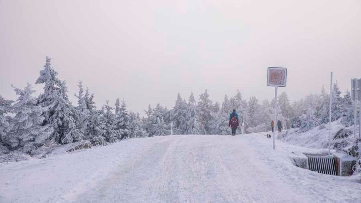 Zu Weihnachten durften sich die Menschen im Harz auf ein paar Flocken freuen. Pünktlich zu den Feiertagen liegt wieder Schnee auf dem Brocken. Bei minus vier Grad ist es zwar bitterkalt, dennoch zog es zahlreiche Wanderer auf den Berg, um einen Weihnachtsausflug zu genießen. Zwar ist es auf dem Brocken selbst neblig, doch im Tal herrscht strahlender Sonnenschein. In den nächsten Tagen soll es weiter schneien.