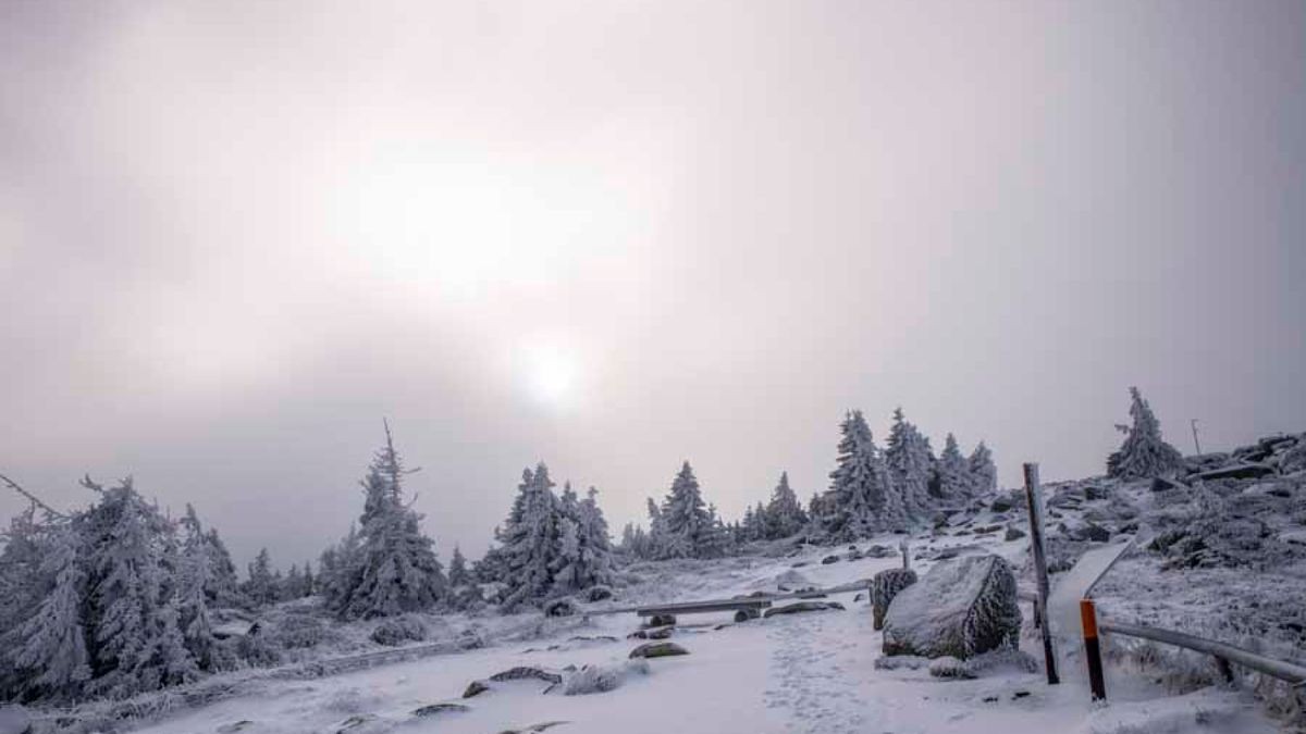 Zu Weihnachten durften sich die Menschen im Harz auf ein paar Flocken freuen. Pünktlich zu den Feiertagen liegt wieder Schnee auf dem Brocken. Bei minus vier Grad ist es zwar bitterkalt, dennoch zog es zahlreiche Wanderer auf den Berg, um einen Weihnachtsausflug zu genießen. Zwar ist es auf dem Brocken selbst neblig, doch im Tal herrscht strahlender Sonnenschein. In den nächsten Tagen soll es weiter schneien.