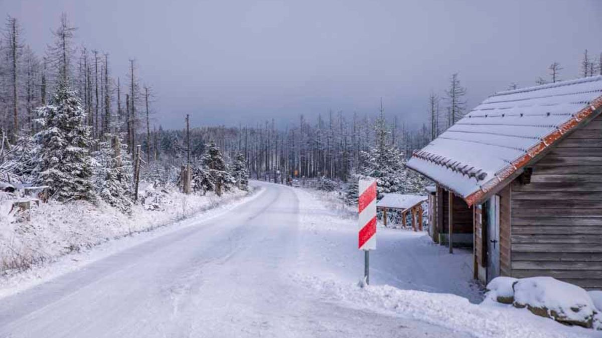 Zu Weihnachten durften sich die Menschen im Harz auf ein paar Flocken freuen. Pünktlich zu den Feiertagen liegt wieder Schnee auf dem Brocken. Bei minus vier Grad ist es zwar bitterkalt, dennoch zog es zahlreiche Wanderer auf den Berg, um einen Weihnachtsausflug zu genießen. Zwar ist es auf dem Brocken selbst neblig, doch im Tal herrscht strahlender Sonnenschein. In den nächsten Tagen soll es weiter schneien.