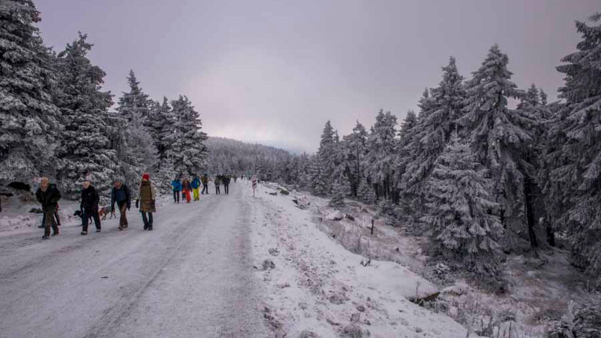 Zu Weihnachten durften sich die Menschen im Harz auf ein paar Flocken freuen. Pünktlich zu den Feiertagen liegt wieder Schnee auf dem Brocken. Bei minus vier Grad ist es zwar bitterkalt, dennoch zog es zahlreiche Wanderer auf den Berg, um einen Weihnachtsausflug zu genießen. Zwar ist es auf dem Brocken selbst neblig, doch im Tal herrscht strahlender Sonnenschein. In den nächsten Tagen soll es weiter schneien.