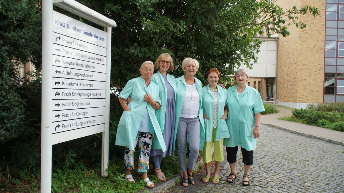 Als Grüne Damen kümmern sich Regina Grafe, Renate Rieger, Cornelia Fahrig, Ingrid Schäfer, Adelheid Güra (von links)  in den Krankenhäusern in Sondershausen und Bad Frankenhausen um Patienten, die kaum oder gar keinen  Besuch bekommen. In der Gruppe ist außerdem noch Gabriele Thiele aktiv, die beim Fototermin verhindert war.