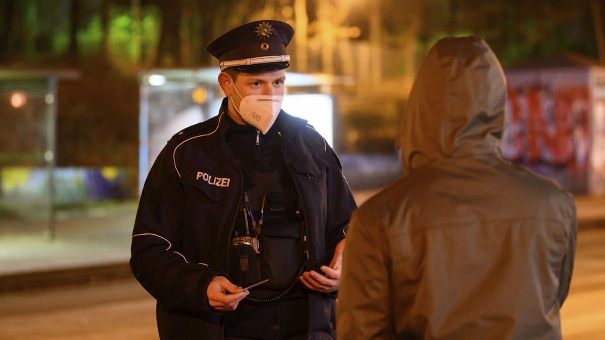 Polizeibeamte kontrollieren auch in Sachsen die Ausgangsbeschränkungen (Symbolbild).