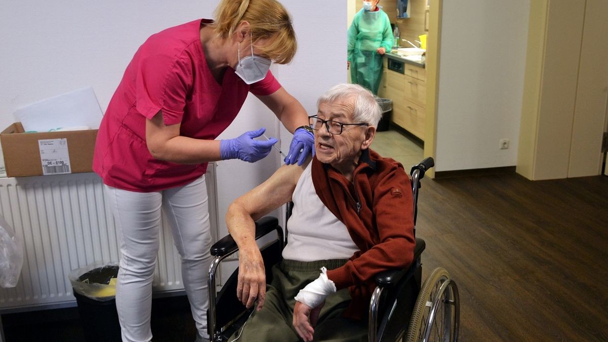 Auch der älteste Kranichfelder Heimbewohner Karl Roch, der im April seinen 100. Geburtstag feierte, ließ sich freiwillig impfen.