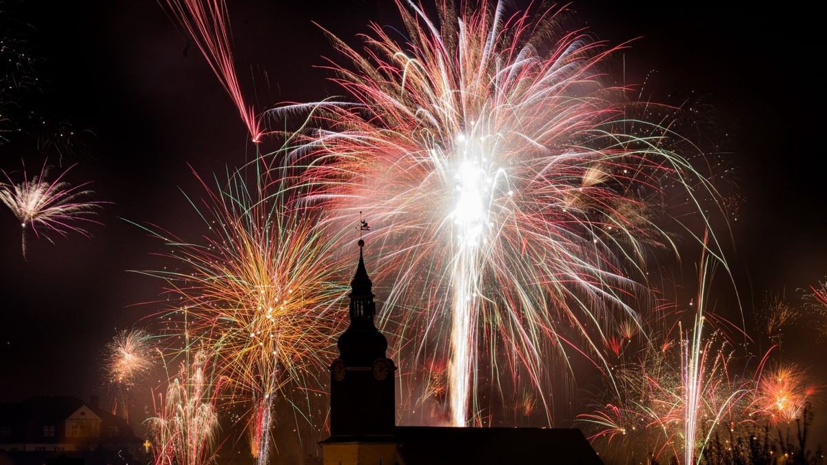 Feuerwerk Symbolbild (Archiv-Foto)