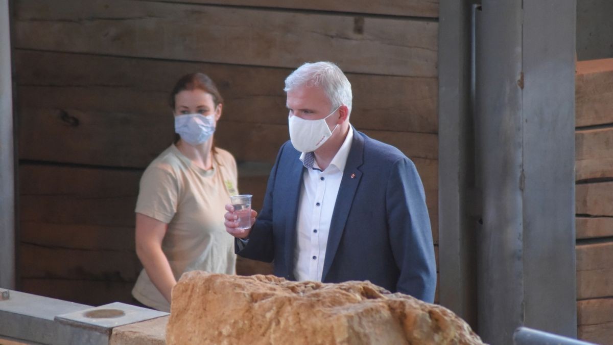 Das Nashornbaby im Thüringer Zoopark in Erfurt heißt Tayo. Das haben die Besucher des Zoos bei einer Abstimmung entschieden. OB Bausewein taufte den kleinen Bullen mit einem Glas Wasser.