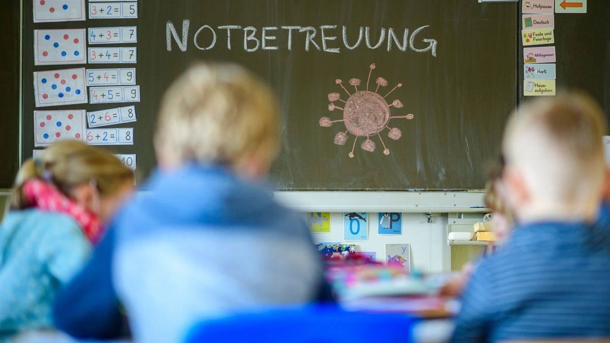 Die Lehrergewerkschaft GEW fordert klare Ansagen, wie es nach dem 10. Januar weitergeht. Die Pädagogen plädieren für Wechselunterricht, Tests sollten ausgesetzt werden.