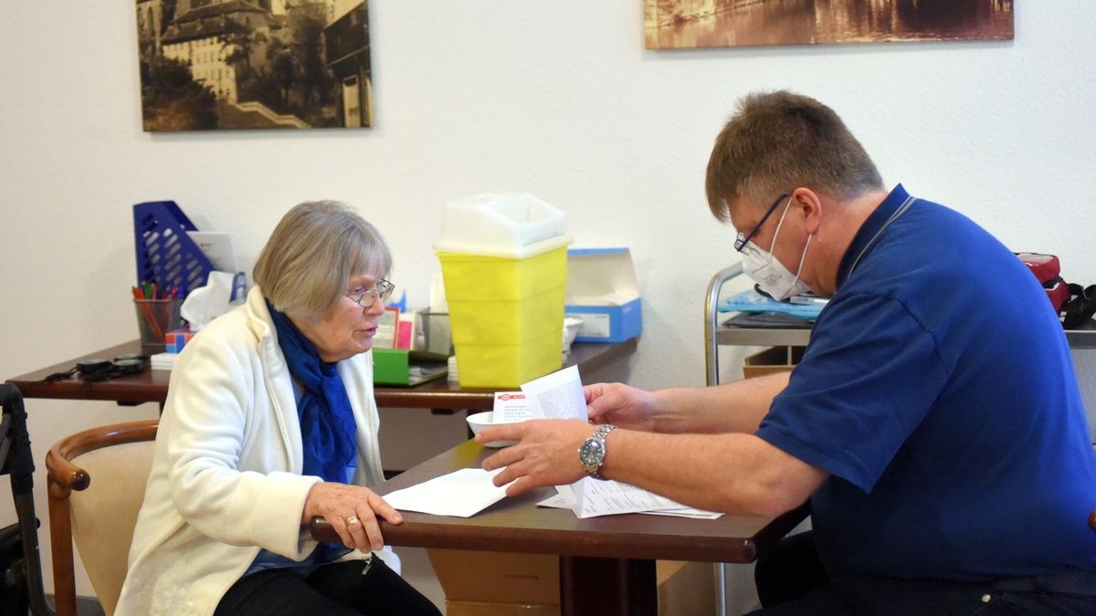 Im Erfurter DRK Pflegeheim Albert Schweitzer wurden die ersten Covid-19 Schutzimpfungen an Bewohner und Pflegepersonal verabreicht. Als erste Bewohnerin des DRK-Pflegeheim Albert-Schweitzer in Erfurt wird Helga Knoblich (85), hier im Gespräch mit  Michael Sakriß geimpft.