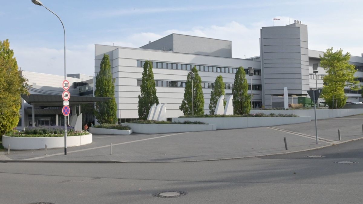 Das Sophien- und Hufeland-Klinikum Weimar in der Außenansicht. Aufgrund der Vielzahl von Covid19-Erkrankungen stockt das Klinikum die Kapazitäten dafür auf.