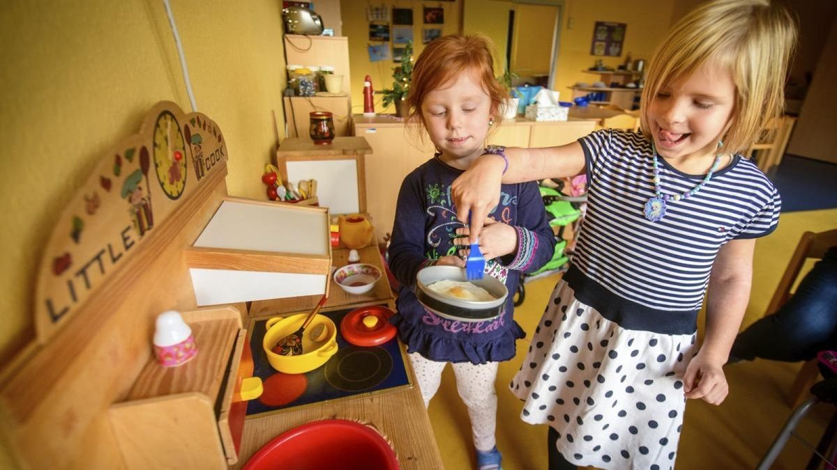 Maja und Elina spielen hier vor Weihnachten in der Notbetreuung des Fröbelkindergartens „Haus Kunterbunt“ in Nordhausen.